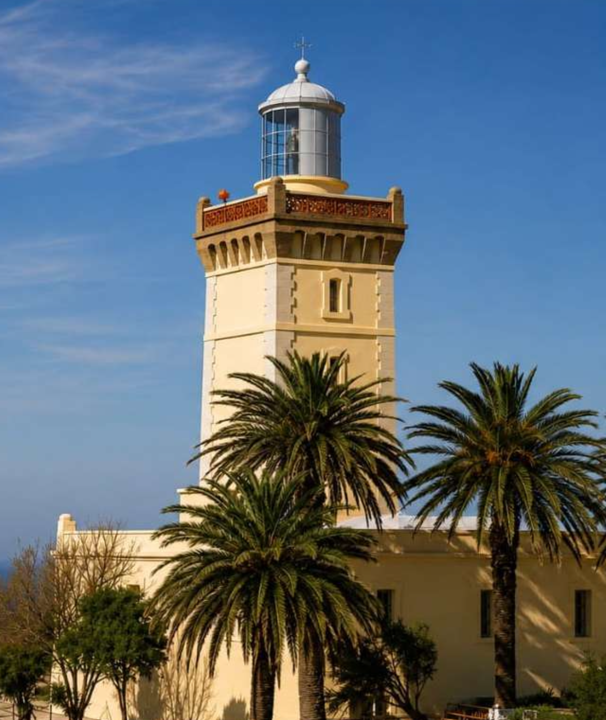 Le phare du Cap Spartel à Tanger, entouré de palmiers